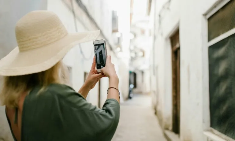 A guide to roaming: how to stay connected without overpaying