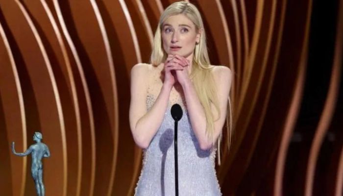 Elizabeth Debicki from ‘The Crown’ Goes Shoeless to Accept SAG Award