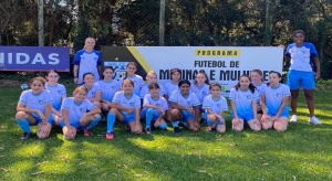 Avaí Kindermann: Alunas do projeto Futebol para Meninas e Mulheres recebem uniformes