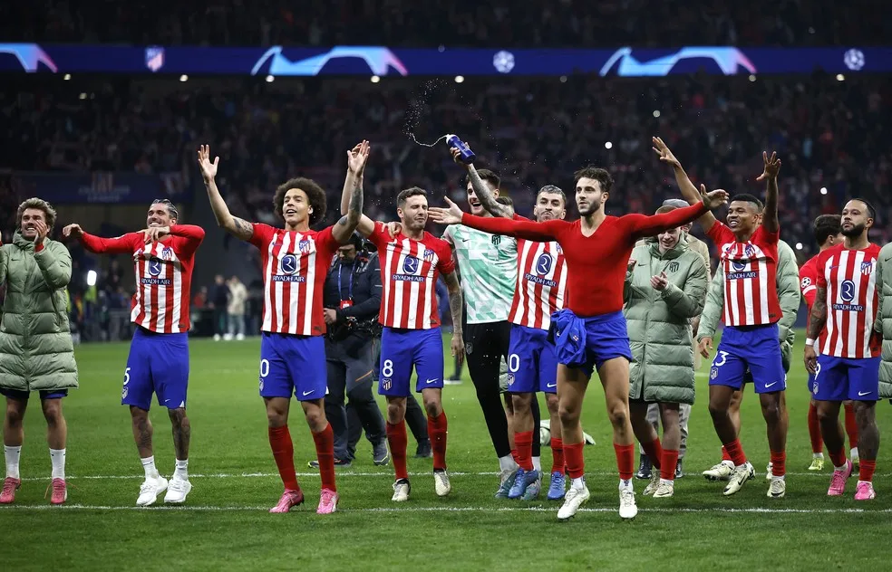 Jogadores do Atlético de Madrid comemoram classificação contra a Inter de Milão — Foto: Juan Medina/Reuters