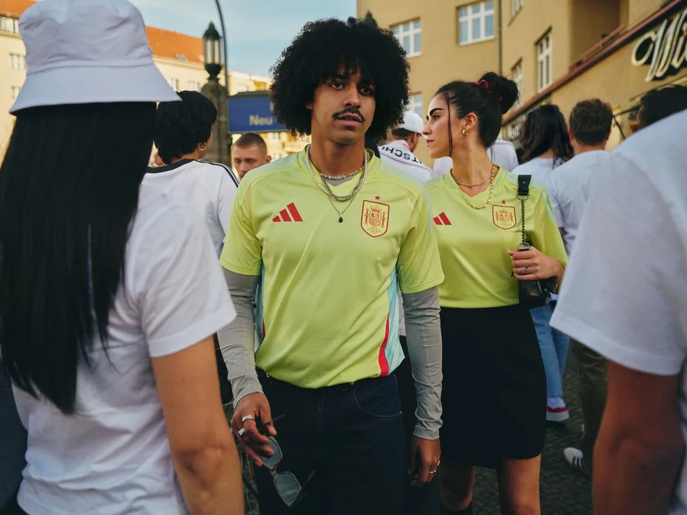 Camisa número 2 da seleção da Espanha para Eurocopa — Foto: Divulgação / Adidas