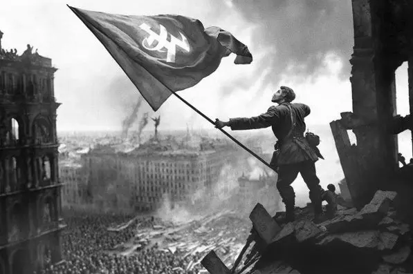 Etude d'après Le Drapeau Rouge sur le Reichstag (1945). Courtesy of Brodbeck et de Barbuat / Galerie Papillon.