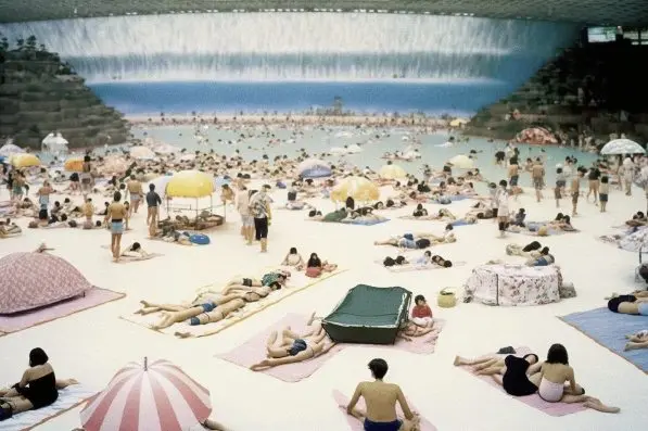 Etude d'après Martin Parr, The Artificial beach inside the Ocean Dome (1996). Courtesy of Brodbeck & de Barbuat / Galerie Papillon.