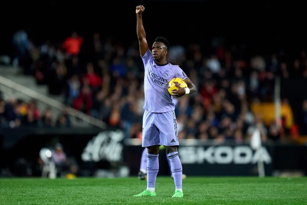 Vinicius Junior ergue punho contra racismo em jogo do Real Madrid contra Valencia — Foto: Alex Caparros/Getty Images