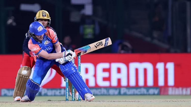 MI vs RCB Live Score : आरसीबी के खिलाफ मुंबई को पहला झटका, हेली 15 रन बनाकर आउट, स्कोर 50 के करीब