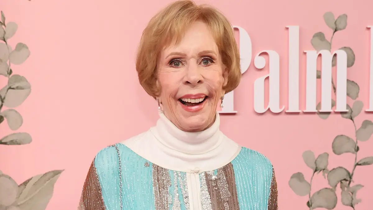 Carol Burnett wearing blue on the red carpet