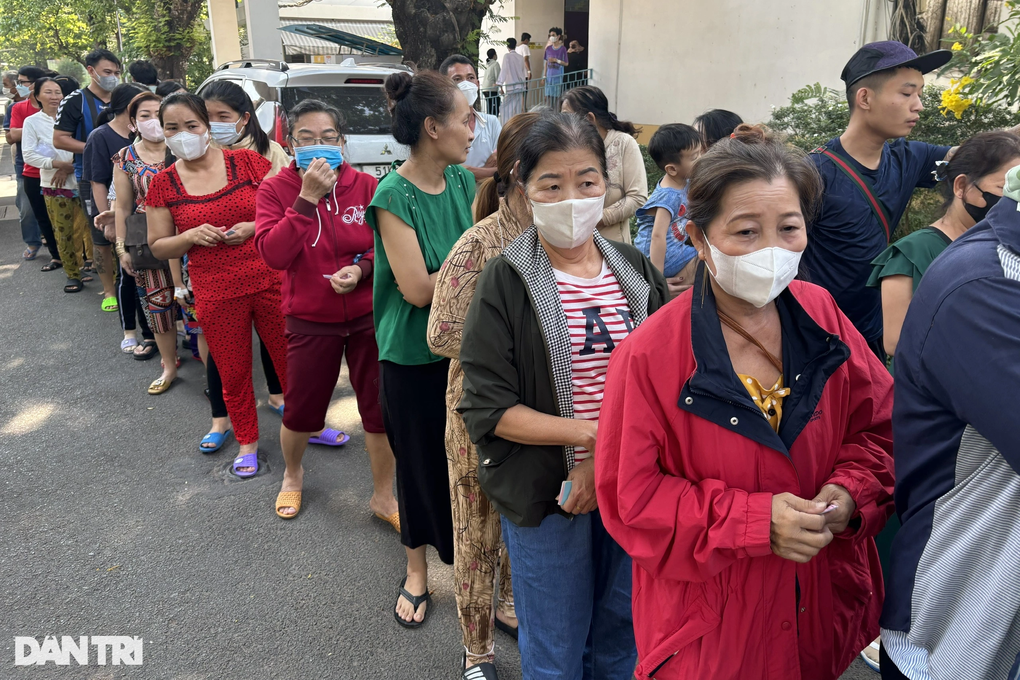 Con trai 17 tuổi bỏ việc lên TPHCM nuôi mẹ nguy kịch vì “thuốc đồng bào”