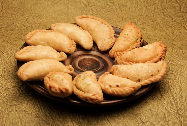 Gujiya Recipe: कम समय में तैयार करनी है गुजिया तो ये आसान तरीका आएगा आपके काम