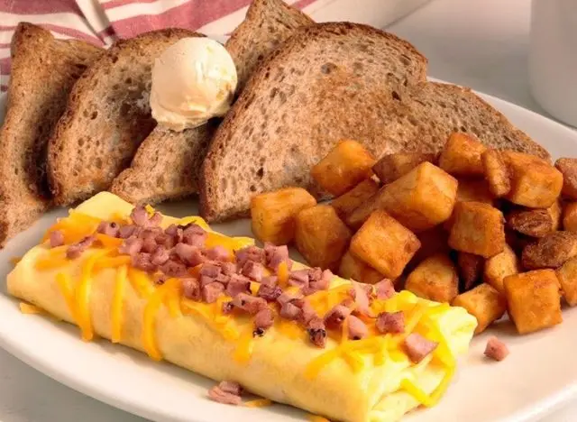 Perkin's Build Your Own Omelette with Mushrooms, Spinach, and Peppers