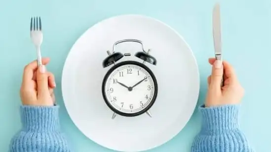 Experts point out that while the short-term benefits of intermittent fasting are proven, there is not enough research on the impact in the long run.(istockphoto)