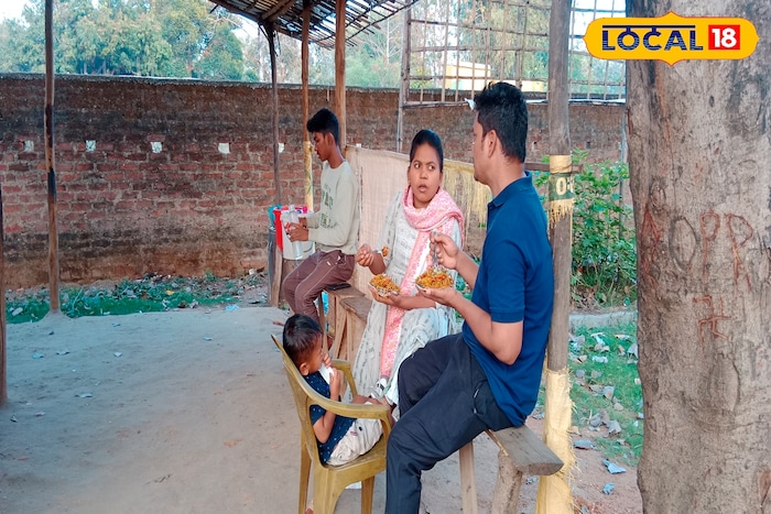 यहां सखुआ के पत्ते में मिलने वालाअंडा चाऊमीन है खास,स्वाद ऐसा कि बार-बार आएंगे