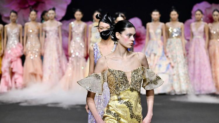 Flower collection at China Fashion Week accentuates feminine beauty