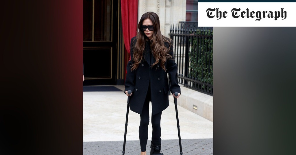 Victoria Beckham brings style to Paris Fashion Week on crutches