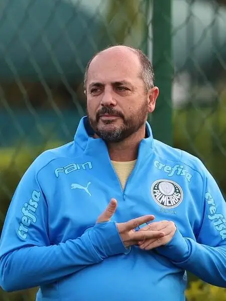 Cícero Souza conversa com Abel Ferreira durante treino do Palmeiras