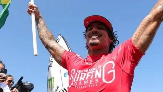 Gabriel Medina ergue braços e bandeira em comemoração (foto: Reprodução/Instagram)