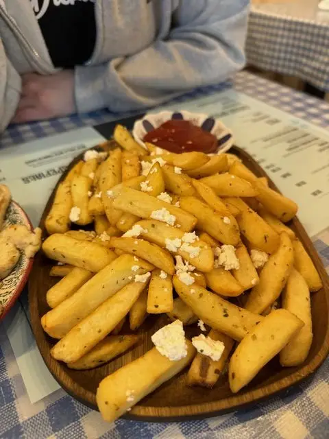 Side portion of chips with feta