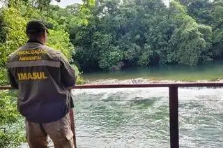 Agente de Fiscalização Ambiental do Imasul (Instituto de Meio Ambiente de Mato Grosso do Sul), às margens do Rio Formoso, em Bonito. (Foto: Divulgação/Imasul)