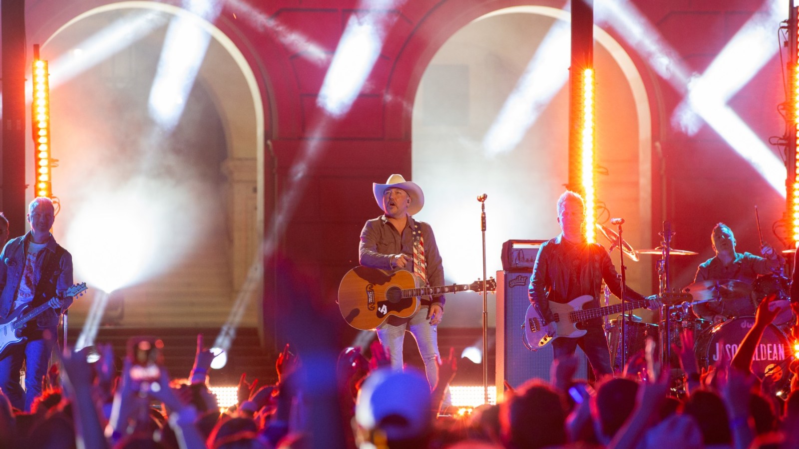 CMT Music Awards Go Big in Texas With Questionable Results