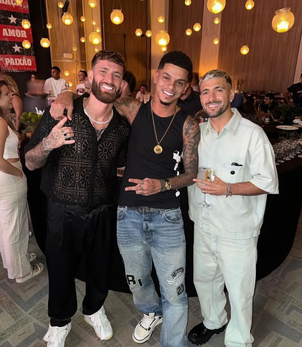 Léo Pereira, Mc Maneirinho e Arrascaeta em festa de comemoração do Carioca — Foto: Reprodução / arquivo pessoal