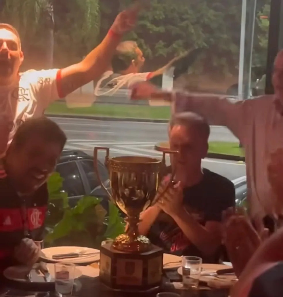Landim com a taça de campeão Carioca em comemoração — Foto: Reprodução / Arquivo pessoal