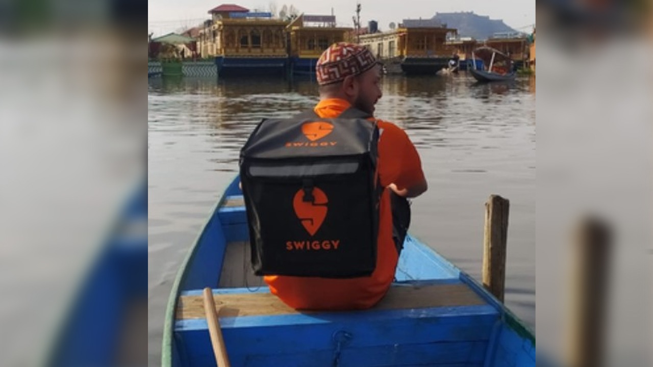 Swiggy ने ट्रेन के बाद पानी में भी शुरू की फूड डिलीवरी