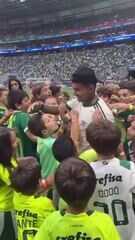 Fora da festa do título do Palmeiras, Dudu posta vídeo com torcedores: “Isso é de verdade”