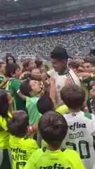 Dudu é abraçado por torcedores mirins do Palmeiras