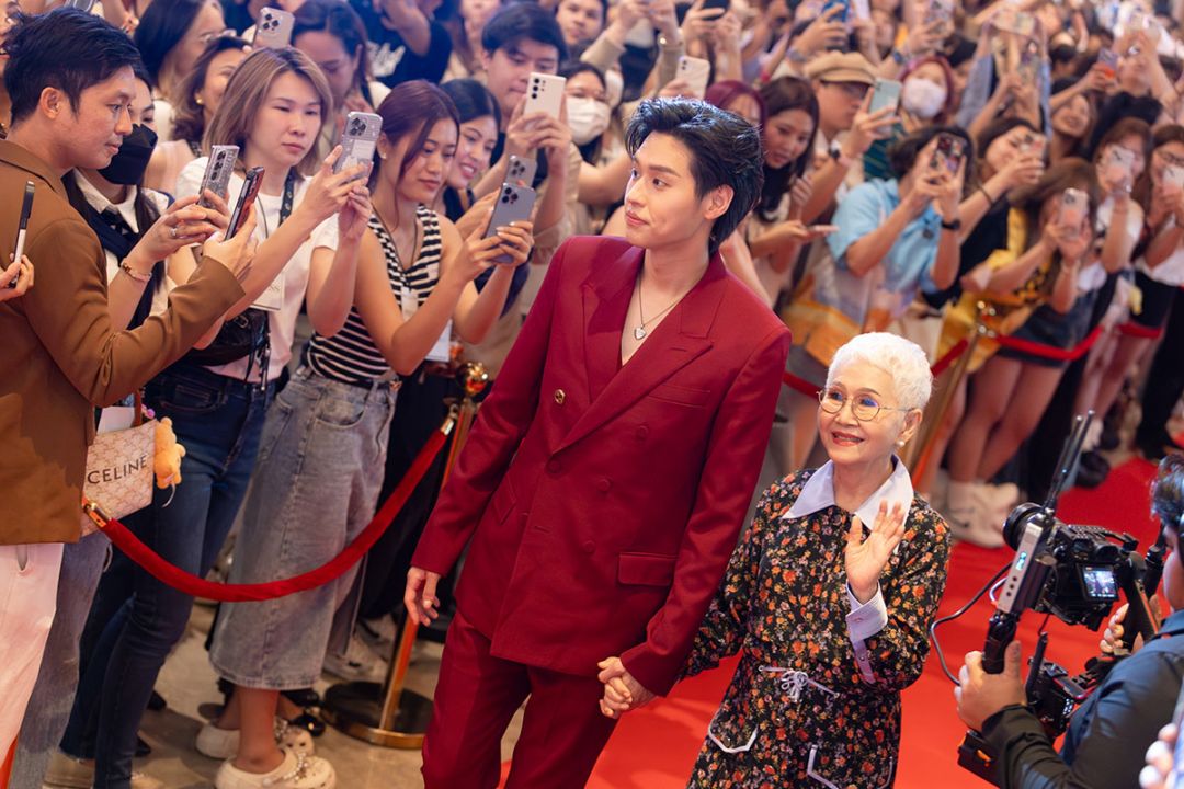 กาลาพรีเมียร์ ภาพยนตร์ ‘หลานม่า’ ทีมนักแสดงเปิดตัวเดินพรมแดงอย่างยิ่งใหญ่