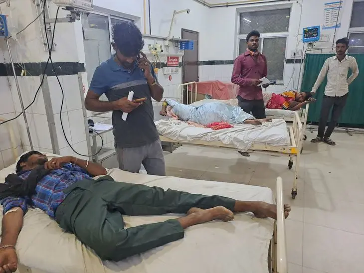 पाली के बांगड़ हॉस्पिटल के ट्रोमा वार्ड में भर्ती फूड पॉइजनिंग के शिकार लोग।