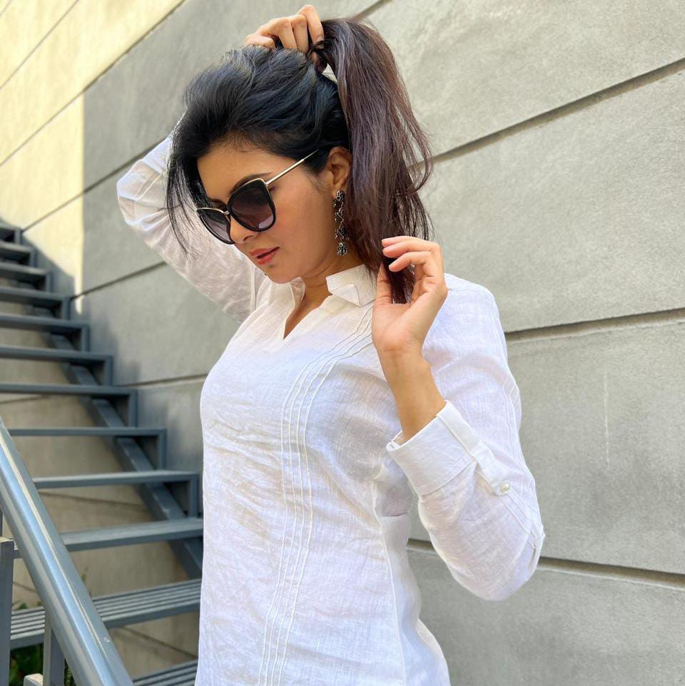 Watch: Ihana Dhillon is here with some major ‘sunmer style’ inspiration, looks killer in white