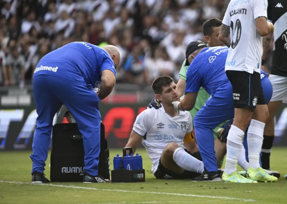 Kannemann é substituído por concussão na partida contra o Vasco — Foto: André Durão