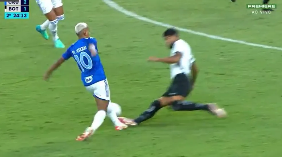 Barboza é expulso com três minutos em campo — Foto: Reprodução