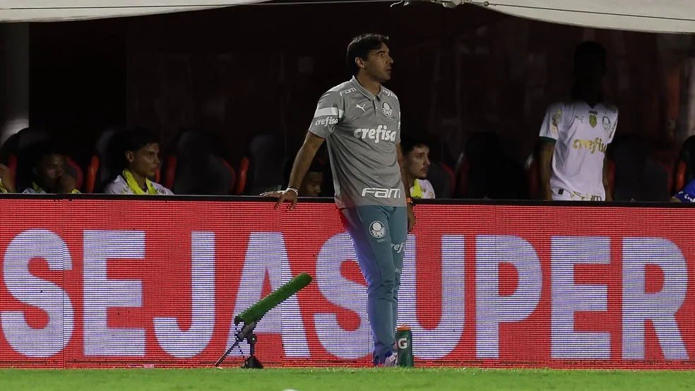 Abel Ferreira durante a partida entre Vitória e Palmeiras — Foto: Cesar Greco