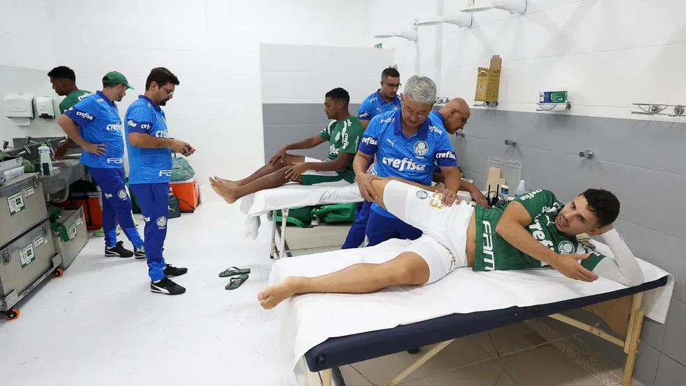 Raphael Veiga faz trabalho de ativação antes da partida entre Vitória e Palmeiras — Foto: Cesar Greco