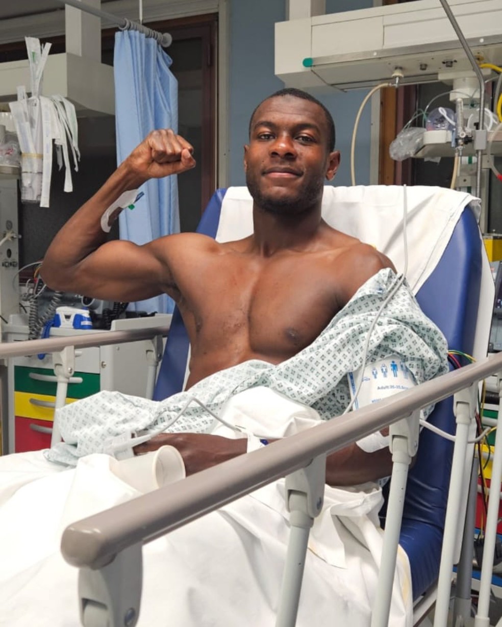 Após mal súbito, zagueiro da Roma passa a noite em hospital e é submetido a exames