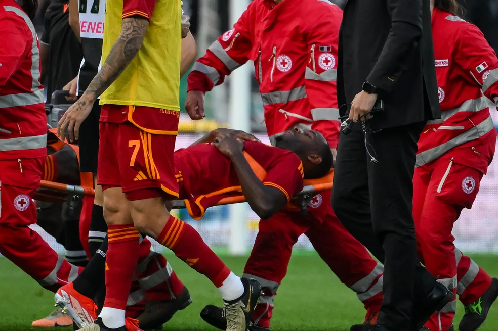 Ndicka deixa o campo de maca após mal súbito no jogo da Roma — Foto: Getty Images