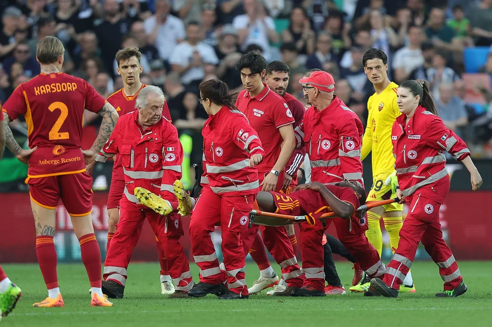 Paramédicos retiram Ndicka de campo durante Udinese x Roma — Foto: Gabriele Maltinti/Getty Images
