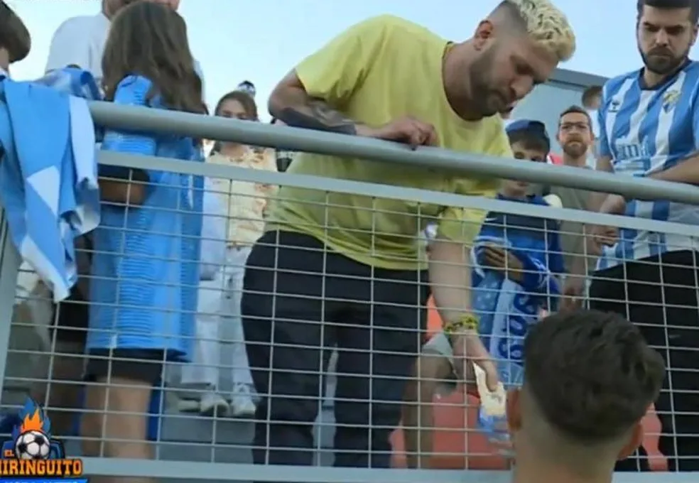 Jogador do Málaga recebe 50 euros e dá camisa a torcedor — Foto: REPRODUÇÃO CHIRINGUITO TV