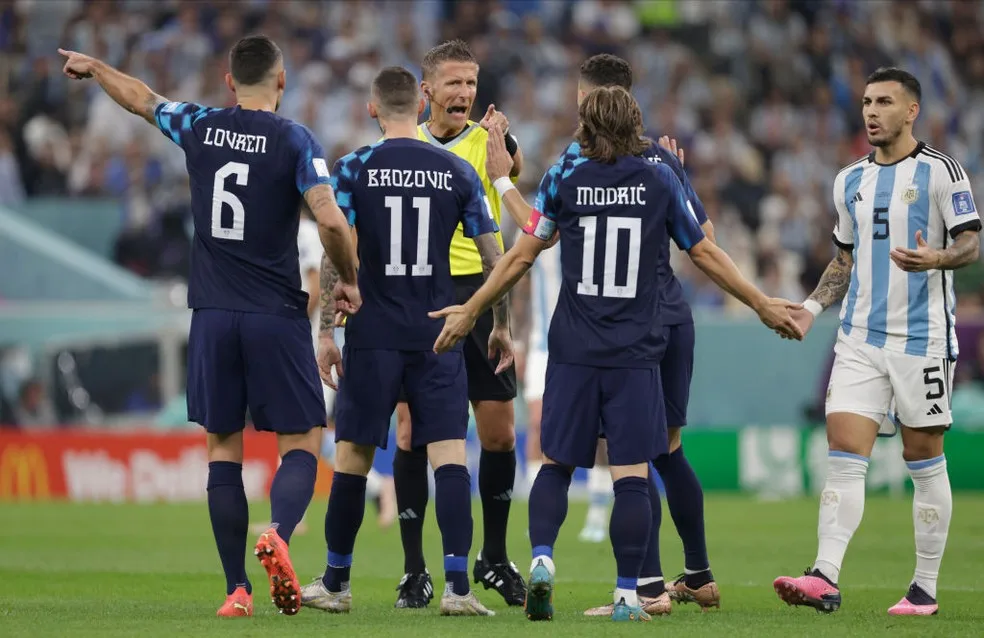 Luka Modric e jogadores da Croácia reclamam com Daniele Orsato — Foto: Richard Sellers / Getty Images