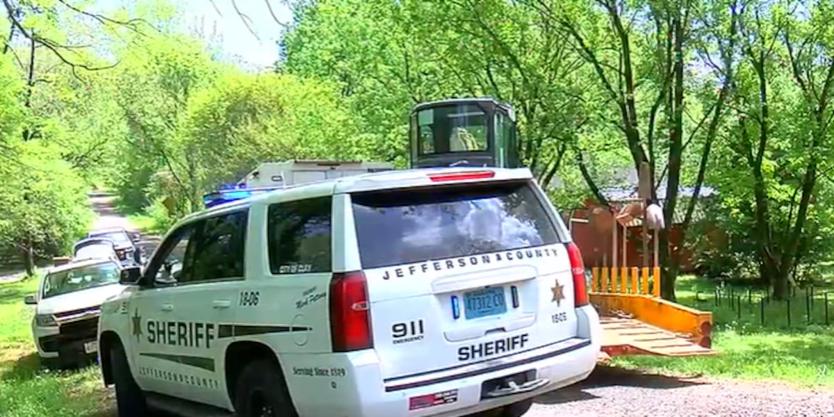Man arrested after crashing car through gas line, fence in Jefferson Co.