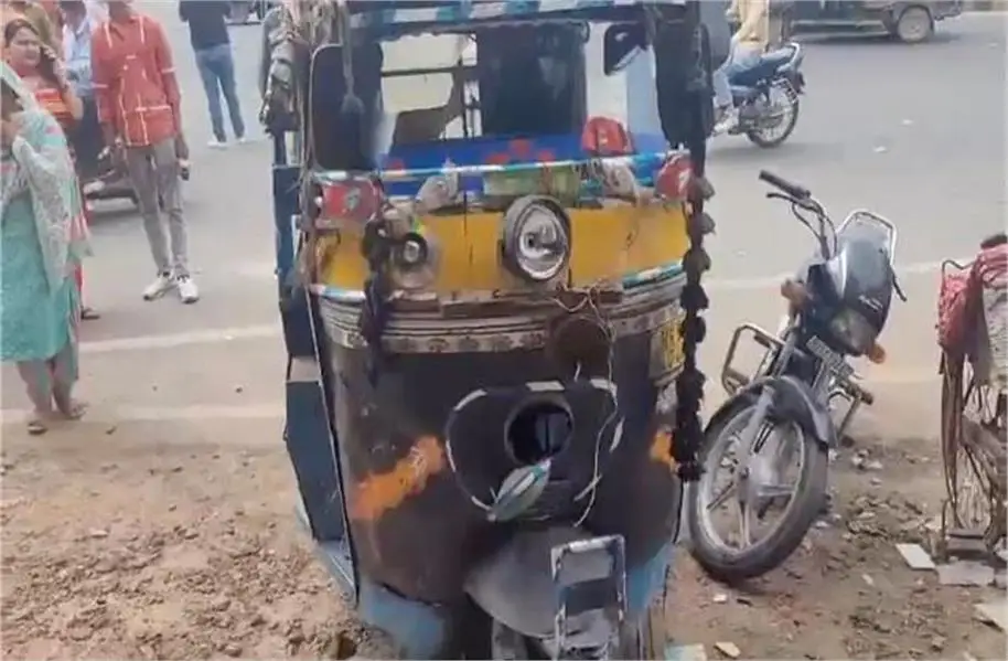 auto full of school children crashes in yamunanagar