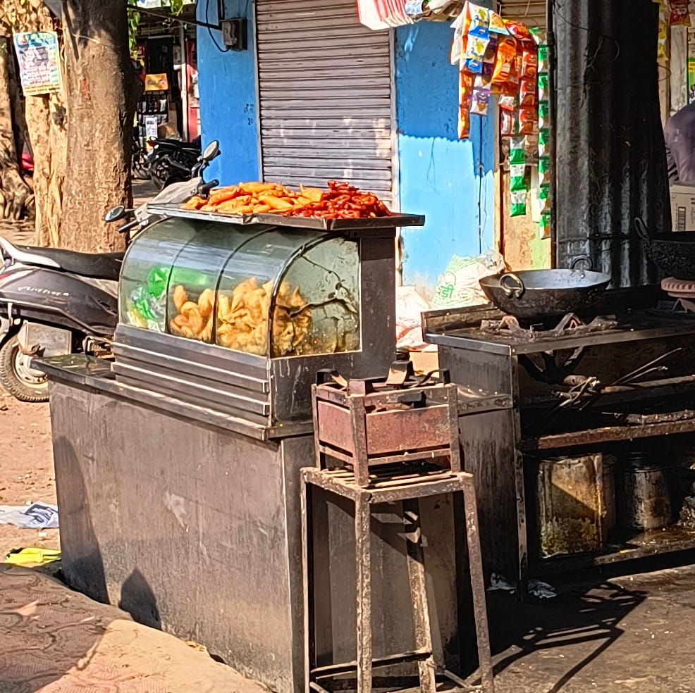 जिले में खुले में रखकर बेची जा रही खाद्य सामग्री, स्वास्थ्य खराब होने का है खतरा