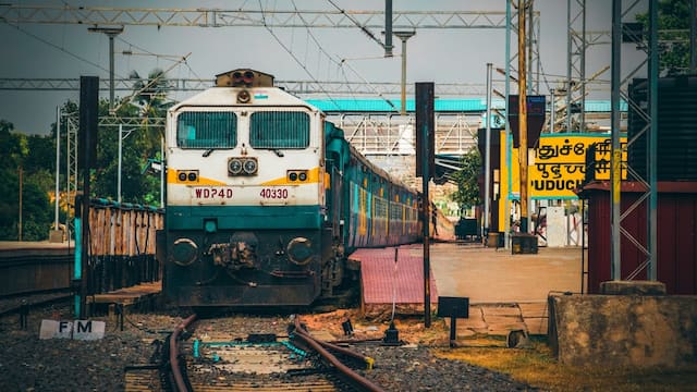 Railway Free WiFi: रेलवे स्टेशन पर यूज करना है वाईफाई? ऐसे उठाएं फ्री सर्विस का फायदा