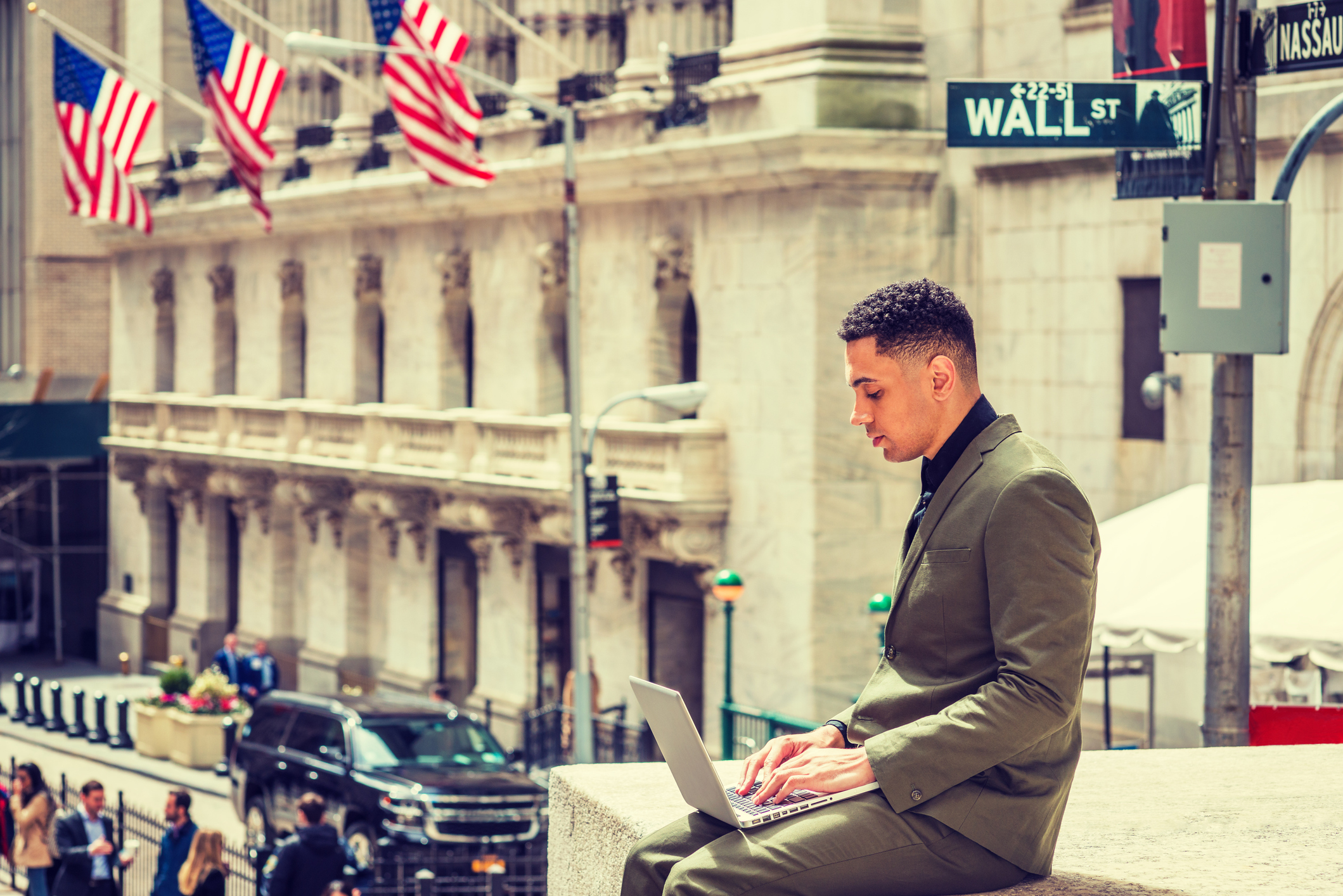 2 Top Artificial Intelligence (AI) Growth Stocks With More Than 20% Upside, According to Wall Street