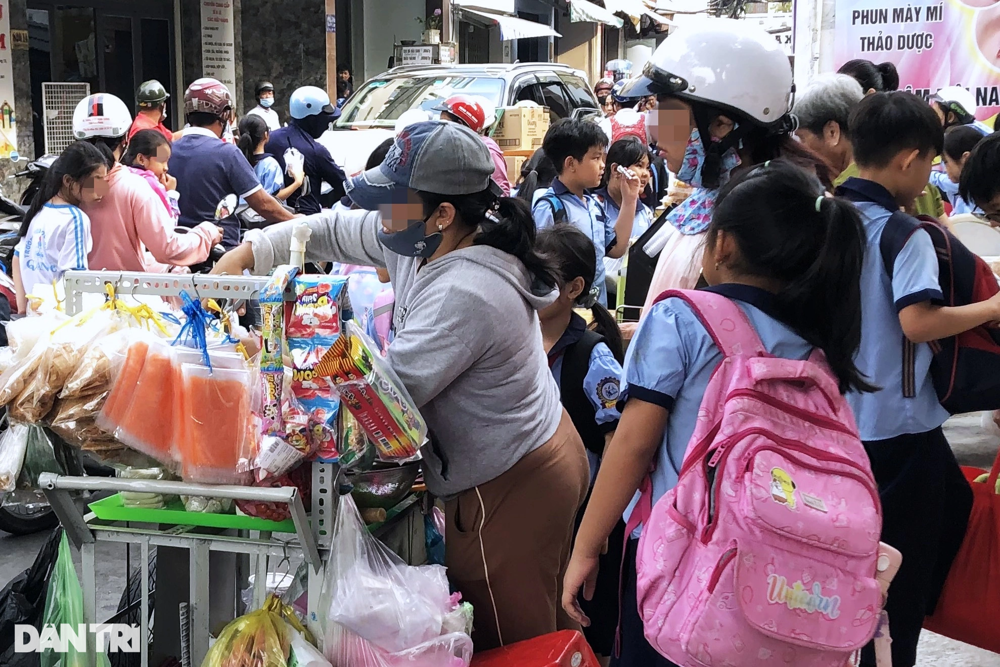 Nhiều nguy cơ khi học sinh ăn thực phẩm bán qua mạng: “Im lặng là đồng lõa”