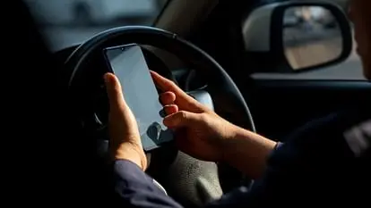 149 pc surge in cases of mobile phone use while driving