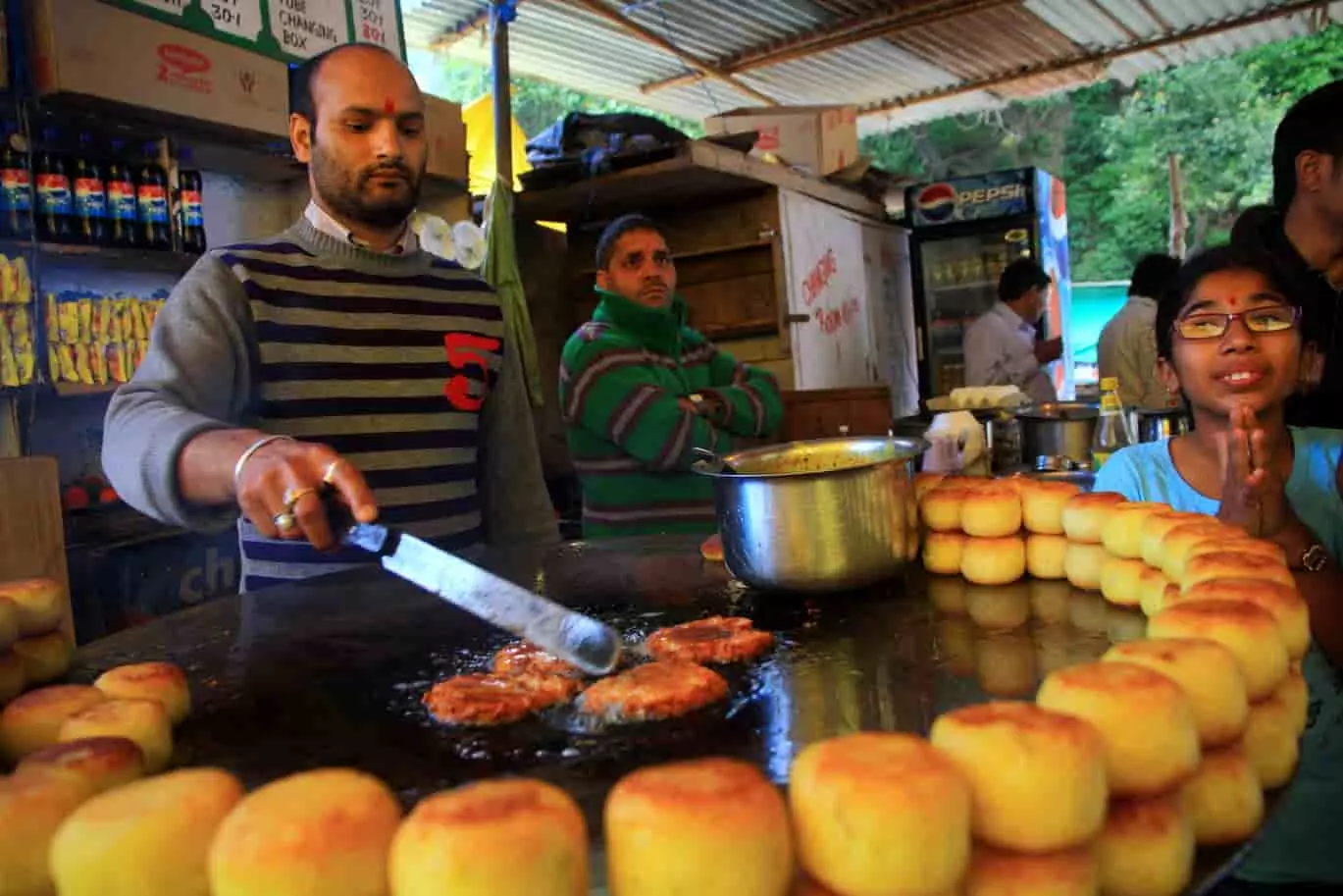 Nainital Famous Street Food: नैनीताल में जरूर लें इन 5 स्ट्रीट फूड का आनंद | News Track in Hindi