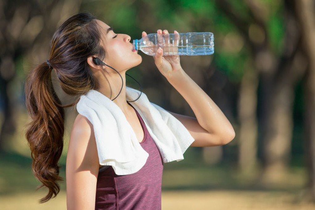 Nắng nóng đổ mồ hôi, vì sao càng uống nước lọc càng thấy khát?