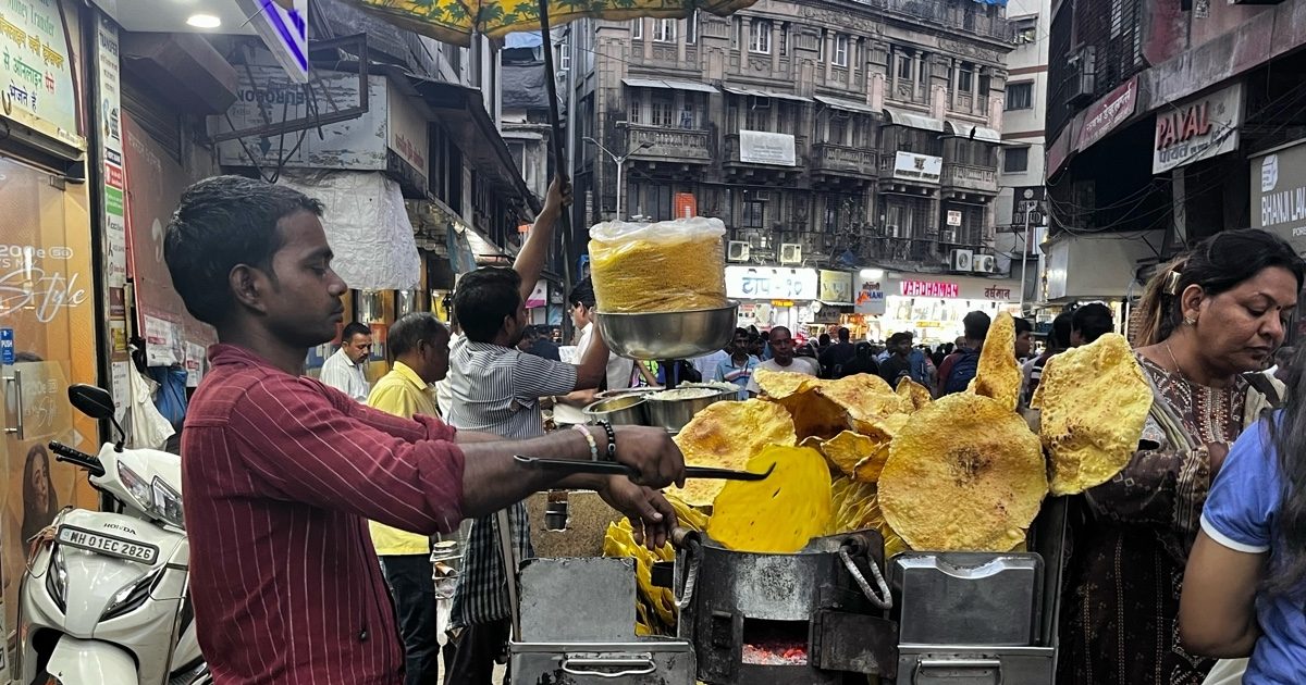 चख ली मुंबई की ये अनोखी पापड़ी, भूल जाएंगे वड़ा पाव, फ्रूट और सलाद के साथ बड़े चाव से खाते हैं लोग