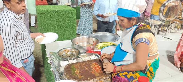 हाई प्रोफाइल शादी के रिसेप्शन में चूल्हे की रोटी, धनिया-टमाटर की चटनी खाने लगी भीड़ | traditional food trends in high profile wedding reception